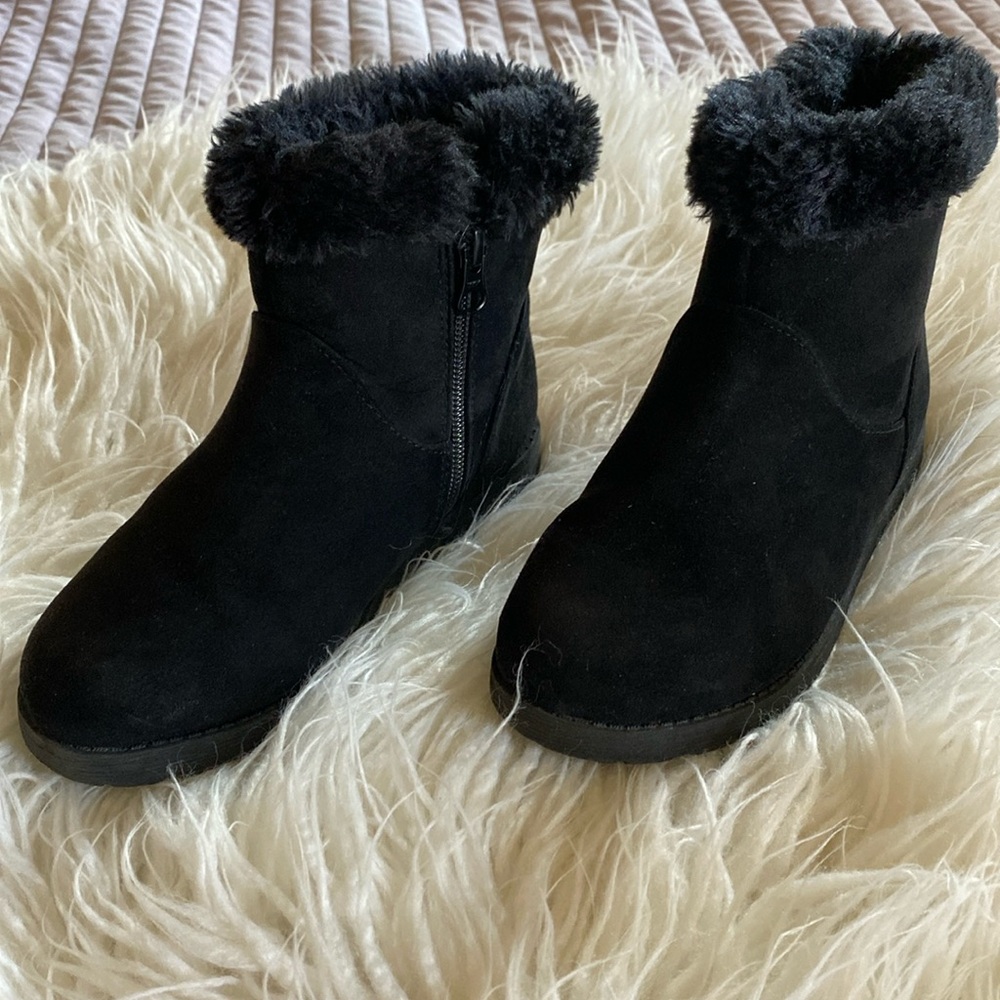 Cat and Jack suede look boot with faux fur lining girls size 13